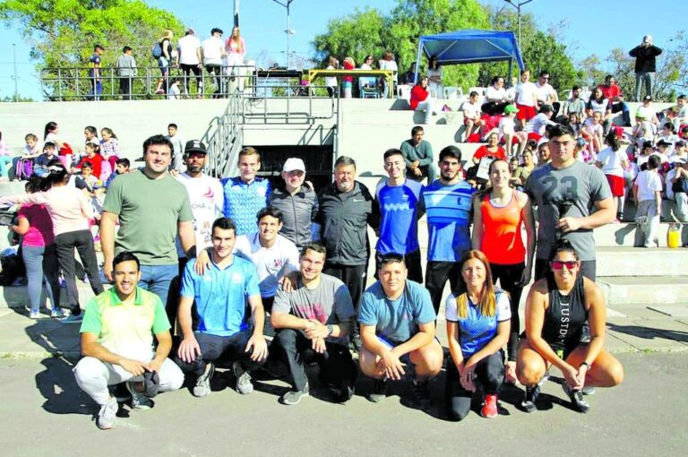 Los atletas de alto rendimiento del Parque Berduc posaron junto a sus entrenadores antes del inicio de los Torneos Interescolares 2019. Marcelo Miño