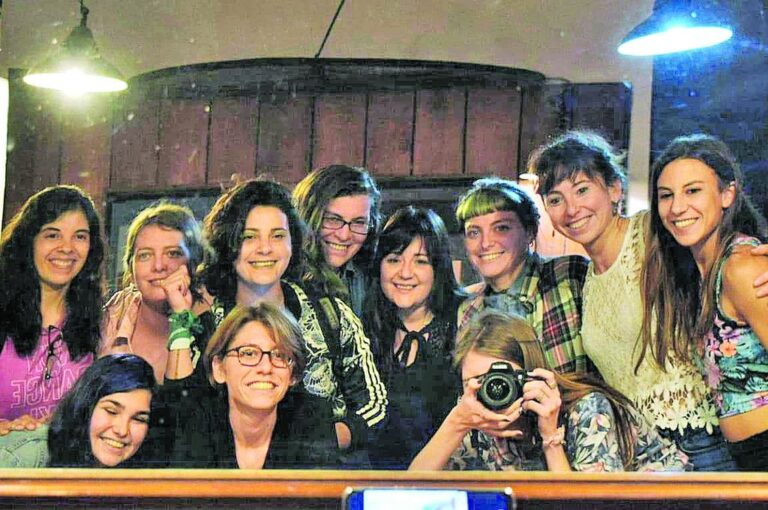 Mujeres estudiantes y trabajadoras de la radio se reunieron en La Hendija para conversar en torno a problemáticas en común.