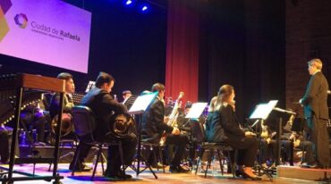 La agrupación se presentó junto a más de 30 músicos en escena