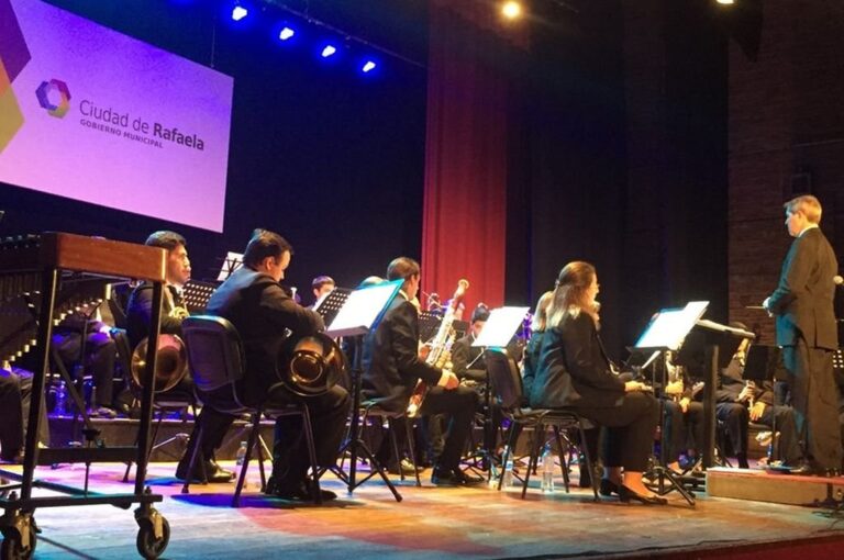 La agrupación se presentó junto a más de 30 músicos en escena