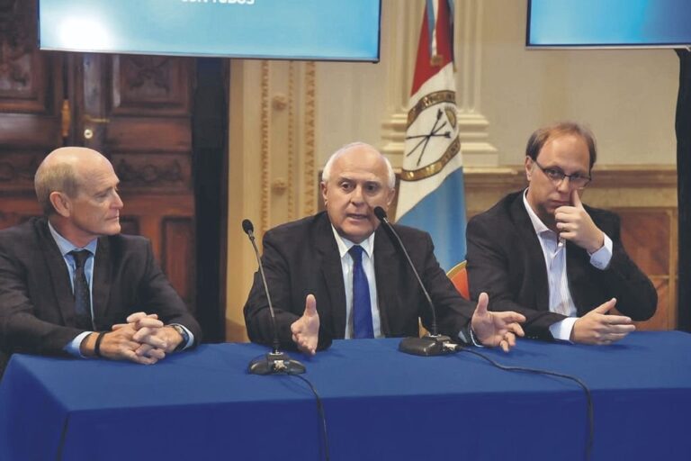 El gobernador Lifschitz y el ministro Saglione hablaron en conferencia de prensa. Gentileza.