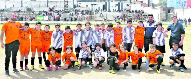 Categoría 2009 de Club Universitario y Escuela de Fútbol Infantil Naranjitos.