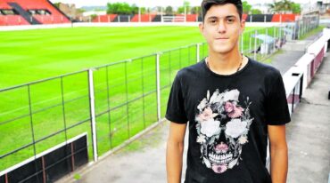 Mateo Burdisso con el Estadio Grella de fondo