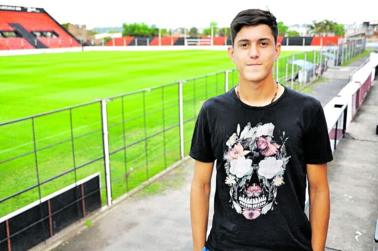 Mateo Burdisso con el Estadio Grella de fondo