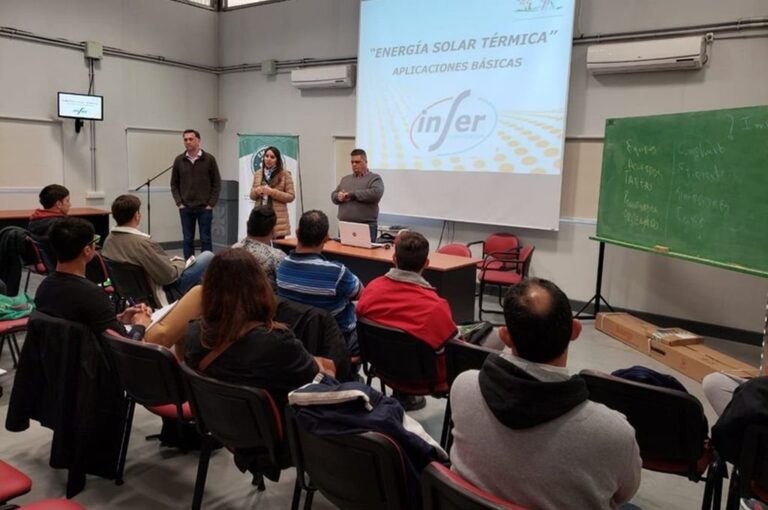 Se llevó adelante un nuevo curso de instalación de colectores solares con más de 60 participantes