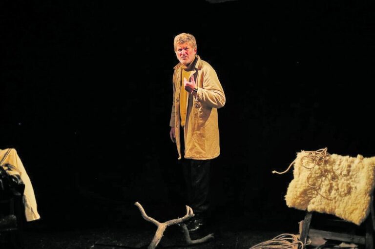 La figura de Rosas es una excusa poética para reflexionar sobre la condición humana.