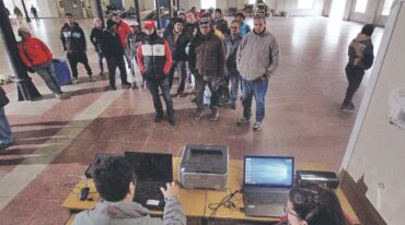Los primeros. El Predio Ferial Municipal recibió a unos 30 cuidacoches en el primer día del registro.  Mauricio Garín.