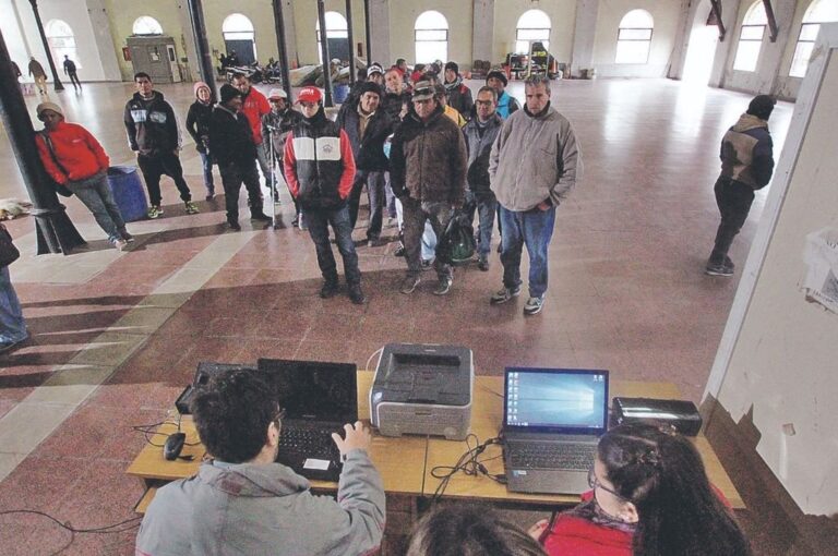 Los primeros. El Predio Ferial Municipal recibió a unos 30 cuidacoches en el primer día del registro.  Mauricio Garín.