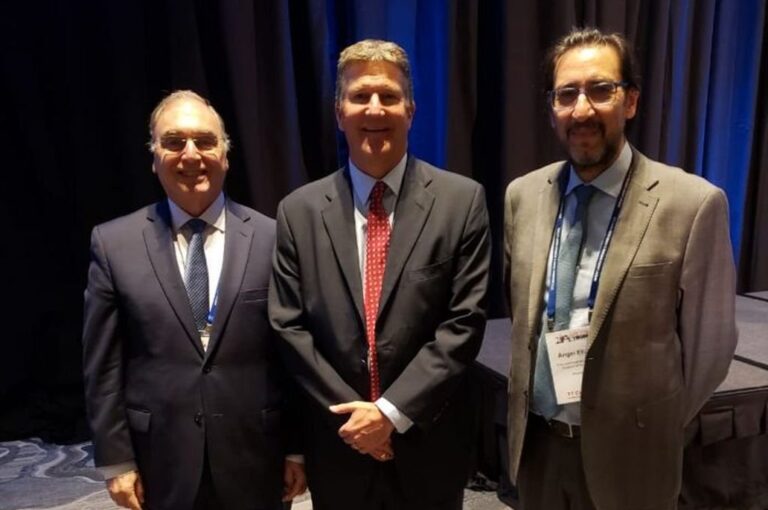 Elías (derecha) trabajará en adelante con los puertos más importantes de América Latina y el Caribe. Gentileza: prensa ENAPRO.