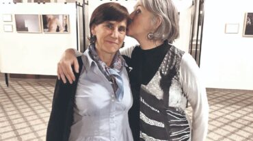 Lazos: el de color rosa para concientizar sobre la prevención del cáncer de mama en un cartel. El de amistad entre Cecilia Augsburger y Silvina Salinas