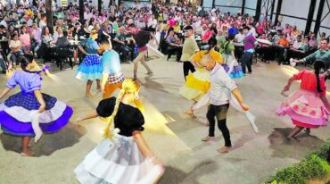 Durante la noche del viernes en el viejo tinglado de la Estación de Trenes de San José que data de 1910 se desarrolló la tradicional cena y Peña Folklórica de la Colonización con la presentación de grupos musicales y de danza de la localidad. Gentileza Municipalidad de San José