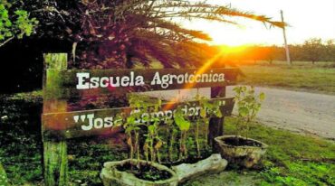 Uno de los ingresos a la Escuela Agrotécnica de Chajarí.