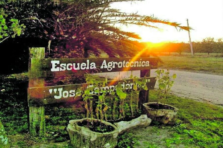 Uno de los ingresos a la Escuela Agrotécnica de Chajarí.