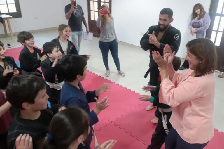 La intendente Qüesta estuvo el martes 22 en el salón del camping municipal para presenciar la última clase del año del taller de jiu jitsu para niños. Gentileza: prensa Municipalidad de Santo Tomé.