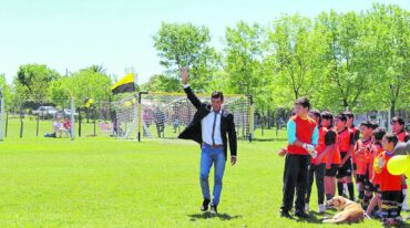 Saludo triunfal. Tata Hidalgo cumple el sueño de inaugurar la cancha de Corazón del Monte en San José Feliciano.  Gentileza Prensa Municipalidad de San José de Feliciano
