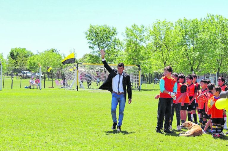 Saludo triunfal. Tata Hidalgo cumple el sueño de inaugurar la cancha de Corazón del Monte en San José Feliciano.  Gentileza Prensa Municipalidad de San José de Feliciano