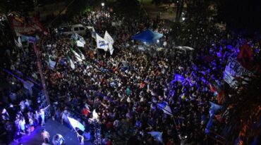 Noche de festejos. Frente a la plaza España -calle Gobernador Crespo-