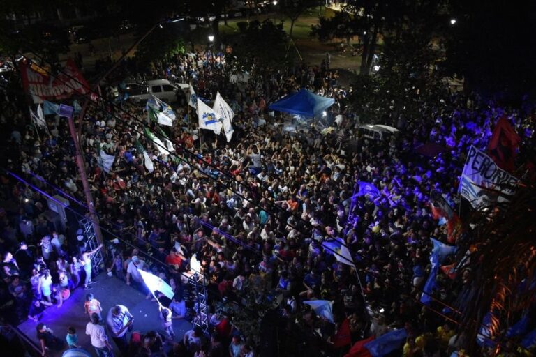 Noche de festejos. Frente a la plaza España -calle Gobernador Crespo-
