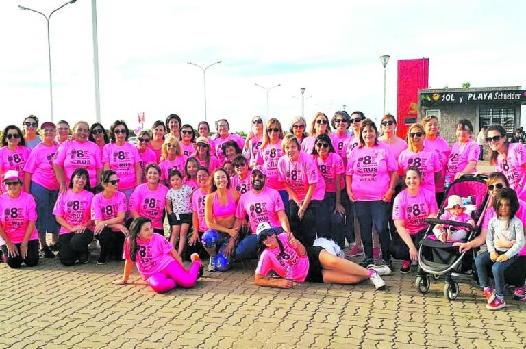 Instantáneas de la Campaña de prevención del Cáncer de Mama que organiza ALCEC en la ciudad.