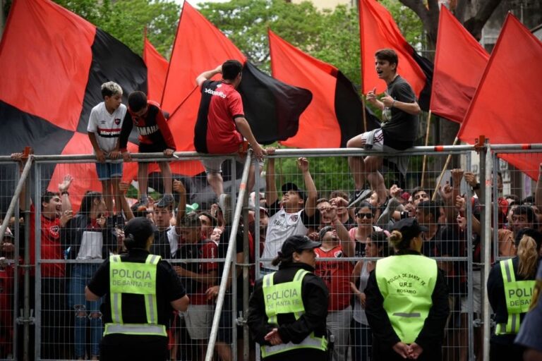 Muchos hinchas se agolparon en la esquina de Mitre y Catamarca para ver a Maradona. Marcelo Manera.
