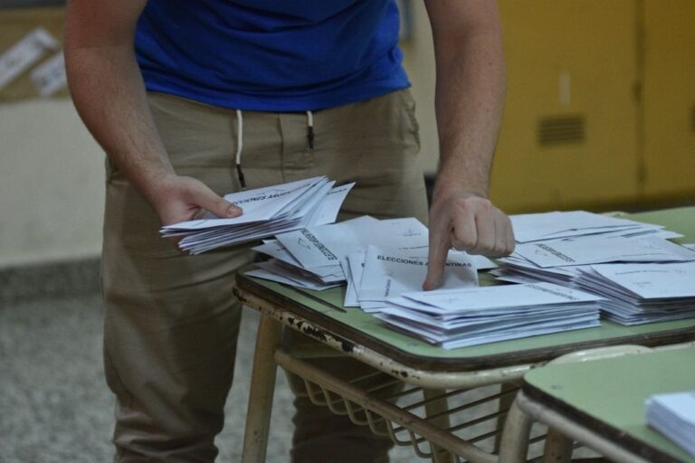 Rigurosamente cierto: esta vez el escrutinio fue rápido y las datos aparecieron a la hora prevista. A partir de allí se puede 'desmenuzar' cómo votaron los santafesinos en toda la bota. Manuel Fabatía.