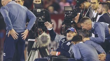 Maradona vio el partido sentado en un sillón especial para la ocasión. ESPN.