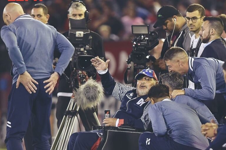 Maradona vio el partido sentado en un sillón especial para la ocasión. ESPN.