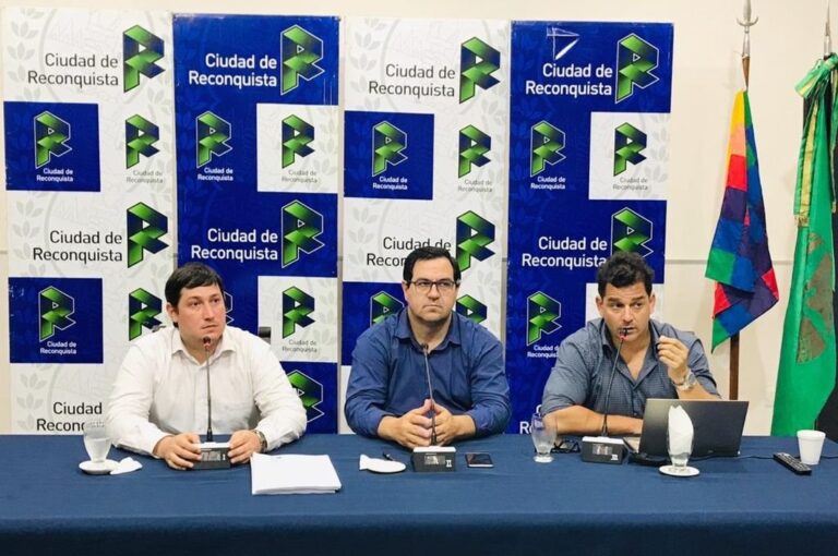 El intendente Vallejos explicó la medida en conferencia de prensa. Gentileza: prensa Municipalidad de Reconquista.