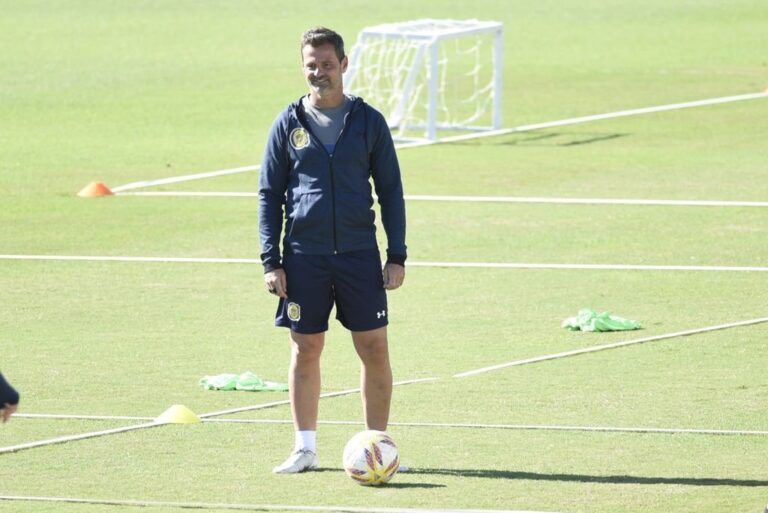 Diego Cocca puso en juego su continuidad como DT en el cotejo frente a Godoy Cruz. Archivo.