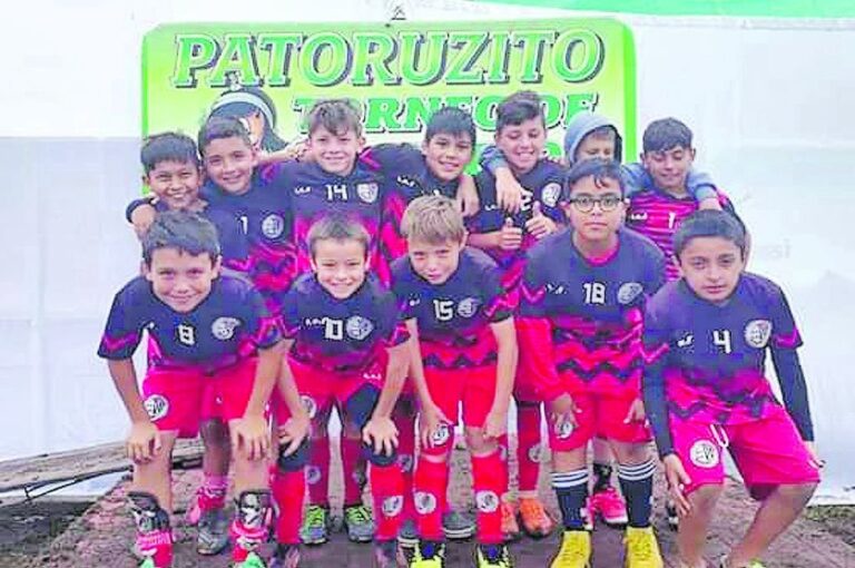 Categoría 2008 Escuela de Fútbol Infantil River Paraná festejó el titulo en el Torneo Patoruzito 2019 de Arsenal de Viale.