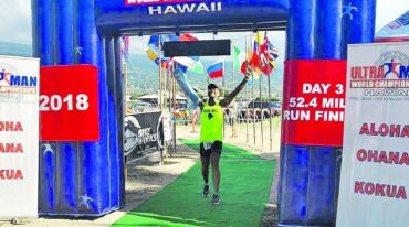 Manos en alto luego de cruzar la meta del Ultraman en Hawaii