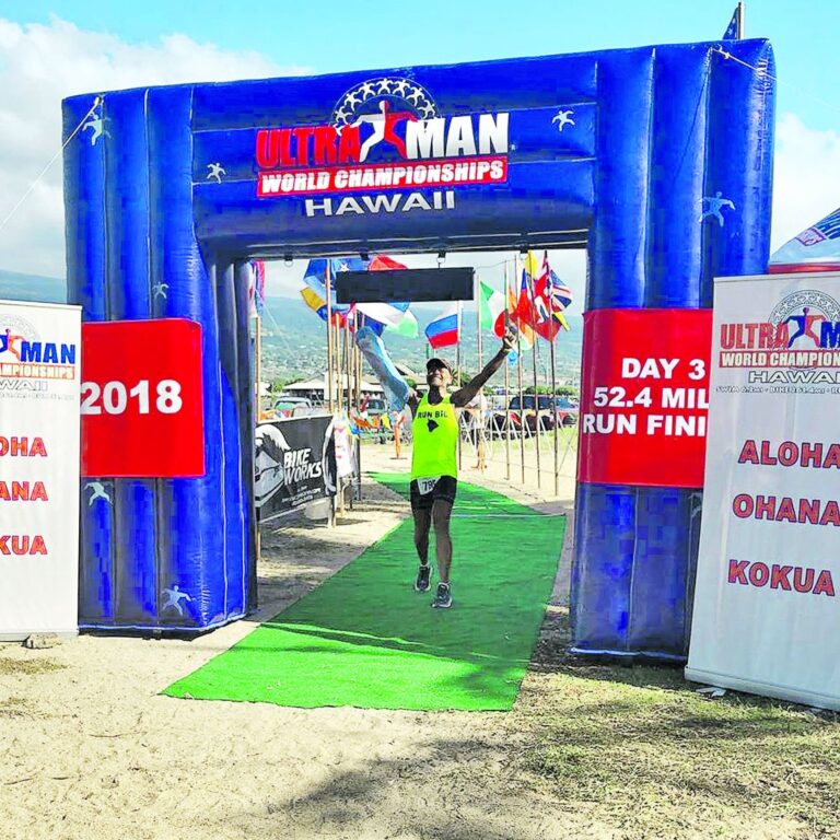 Manos en alto luego de cruzar la meta del Ultraman en Hawaii
