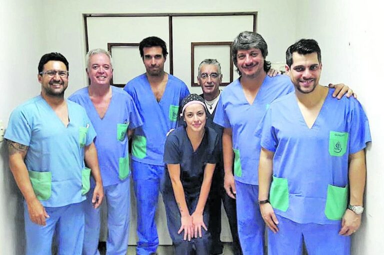 Siete profesionales fueron los encargados de llevar adelante la operación que demandó cerca de seis horas.