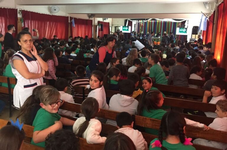 Los datos recolectados se volcaron en un muy interesante libro que se presentó el pasado jueves en la escuela República de México de Rosario. Gentileza: organización.