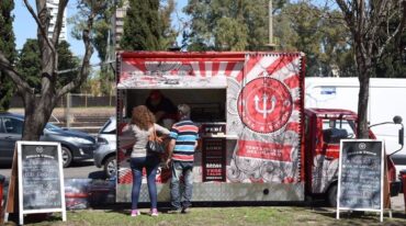 Para atrás. De las 12 licencias permanentes que el Municipio habilitó para operar camiones de comida en la ciudad