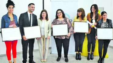 Los entrerrianos distinguidos posan con sus diplomas.