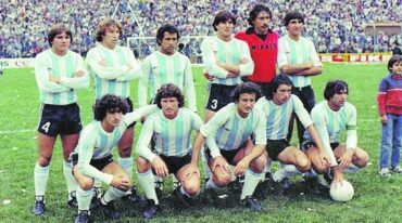 Una formación de Racing en el Torneo Metropolitano de 1982. Arriba de izquierda a derecha: Solari