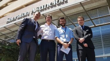 La imagen es de los enviados de Mirador Provincial junto al vicepresidente sabalero