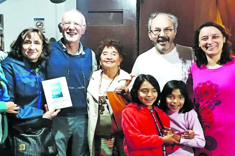 El libro propone una breve y amena lectura dividida en capítulos que abordan la pedagogía desde su raíz filosófica hasta sus prácticas cotidianas en los espacios educativos.
