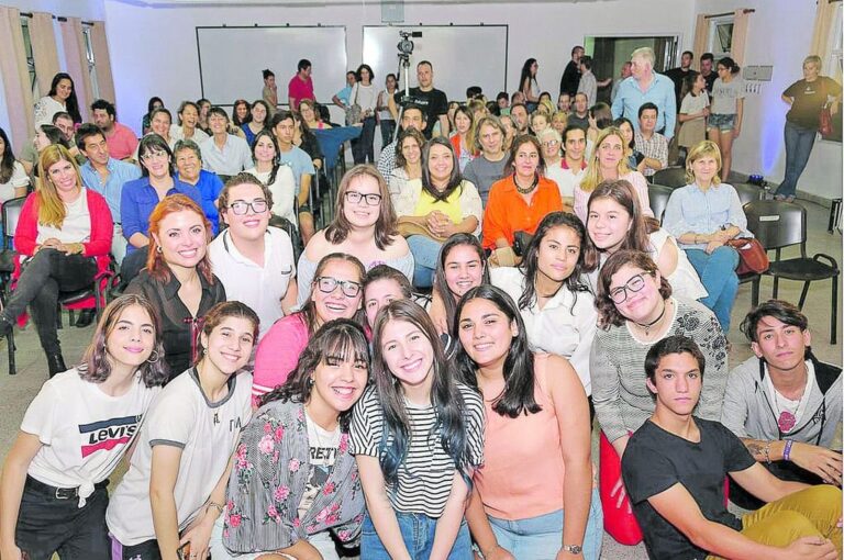 Los alumnos inauguraron clubes TED Ed en Concordia con el apoyo de un numeroso público.