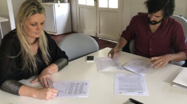 Autoridades durante la firma del convenio. Gentileza: prensa Gobierno de Santa Fe.
