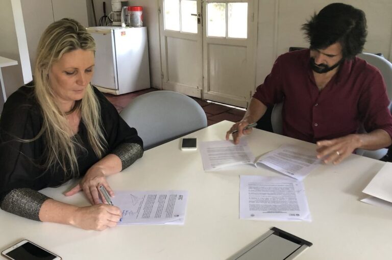 Autoridades durante la firma del convenio. Gentileza: prensa Gobierno de Santa Fe.
