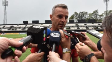 Primeros movimientos. El plantel colonista llevó a cabo ayer el primer entrenamiento en la cancha del Club Olimpia. Lavallén tiene definido el equipo titular para mañana