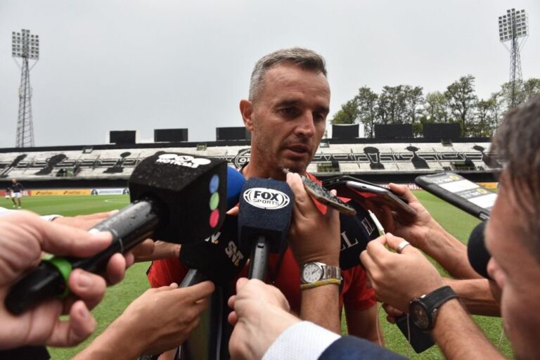 Primeros movimientos. El plantel colonista llevó a cabo ayer el primer entrenamiento en la cancha del Club Olimpia. Lavallén tiene definido el equipo titular para mañana