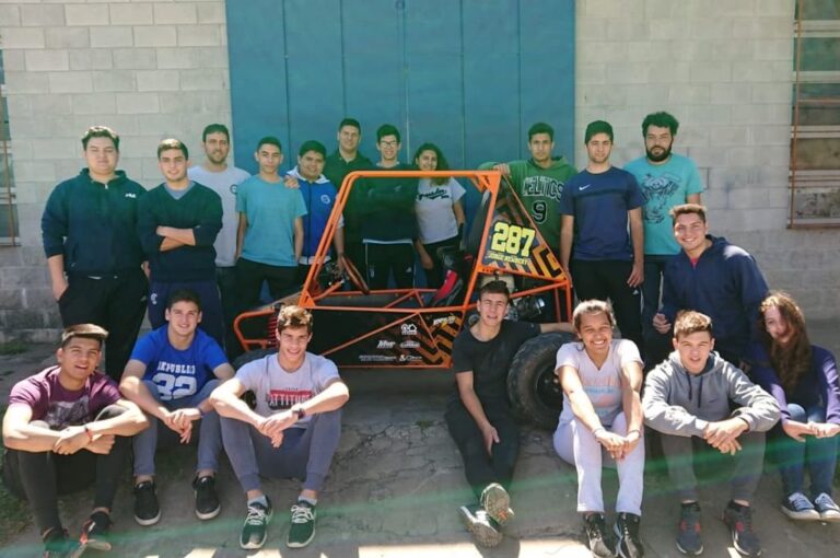 Lo que pretende el proyecto Baja Sec es que los estudiantes integren los conocimientos adquiridos en la escuela secundaria en algo real y que sea de su gusto.  Transmedia TV.