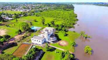 El Club Regatas Concordia quedó rodeado por el agua.  Gentileza Horacio Osorio