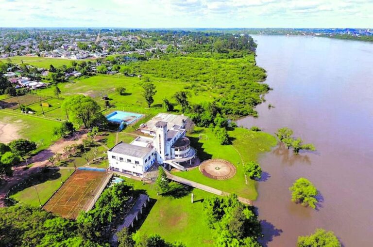 El Club Regatas Concordia quedó rodeado por el agua.  Gentileza Horacio Osorio