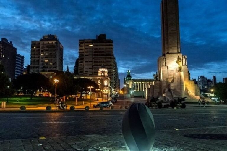 Jerarquizar el entorno. Las nuevas lámparas simulan una llama votiva y forman parte de una tarea integral de jerarquización del Monumento Nacional a la Bandera. Gentileza.