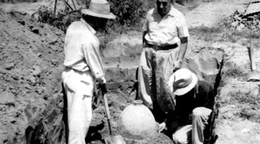 Pionero. Agustín Zapata Gollán (parado de frente) fue el historiador que inició las primeras excavaciones en Santa Fe La Vieja. Archivo.