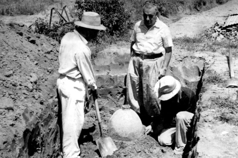 Pionero. Agustín Zapata Gollán (parado de frente) fue el historiador que inició las primeras excavaciones en Santa Fe La Vieja. Archivo.